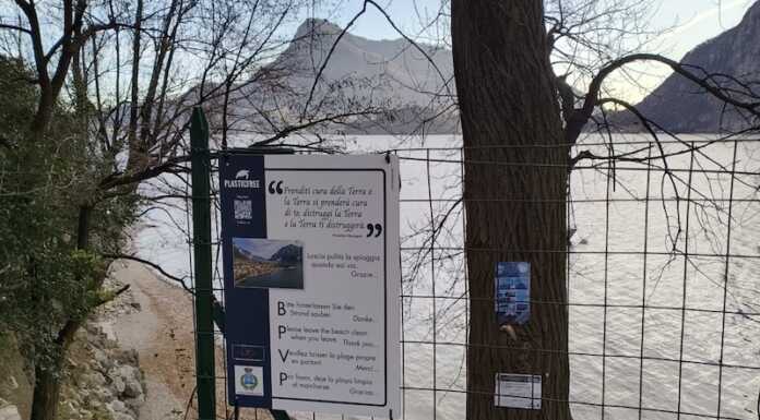 Un invito a non sporcare le spiagge: a Pradello l’appello di Plastic Free abbadia cartelli 2026