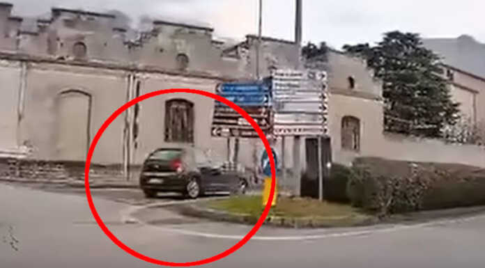 Imbocca la SS36 contromano dalla rotonda di via Balicco, la scena ripresa in un video