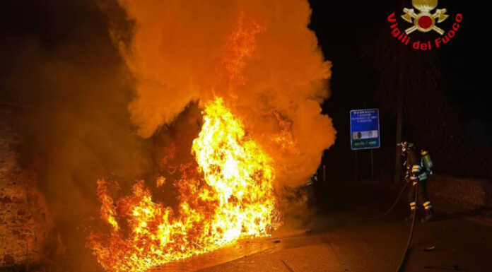 Taceno. Auto in fiamme a seguito di un incidente, intervento dei Vigili del Fuoco