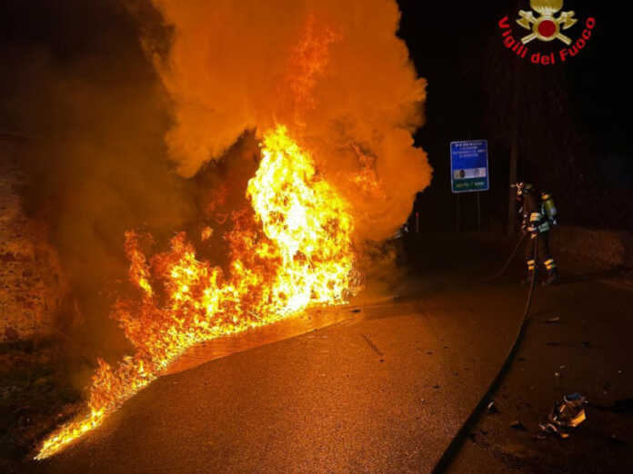 auto in fiamme a taceno