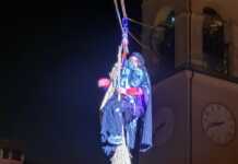 Le Befana vien di notte e a Barzio scende dal campanile