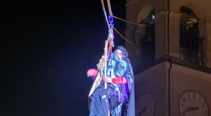Le Befana vien di notte e a Barzio scende dal campanile