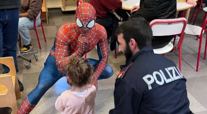 La Befana del Poliziotto porta gioia e sorrisi nella pediatria dell’ospedale di Lecco