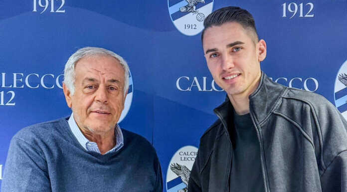 Calcio Lecco. Sean Parker vestirà la maglia bluceleste fino al 2028 Aniello Aliberti con Sean Parker, photo credits Calcio Lecco 1912