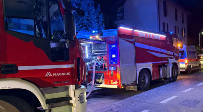 Incendio in via Giotto a Calolzio, in fiamme un casotto a ridosso di un condominio