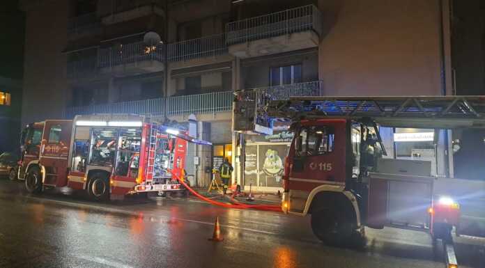 San Giovanni, principio di incendio in lavanderia: chiuso viale Adamello I mezzi di soccorso in Viale Adamello a San Giovanni