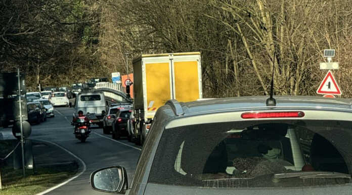 SS36. Tamponamento all’altezza di Suello e cantieri, grossi disagi alla viabilità Uno degli ingressi alla SS36 completamente intasato (foto FB)