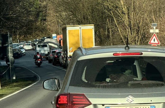 ingresso SS36 code Uno degli ingressi alla SS36 completamente intasato (foto FB)