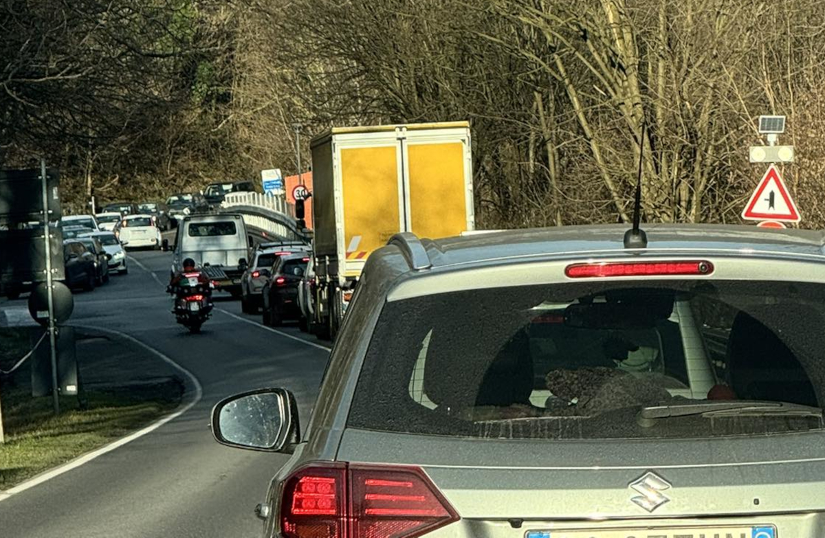 Uno degli ingressi alla SS36 completamente intasato (foto FB)