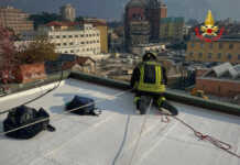 Persona bloccata in casa per un malore, i Vigili del Fuoco si calano dall’alto e aprono la porta ai sanitari
