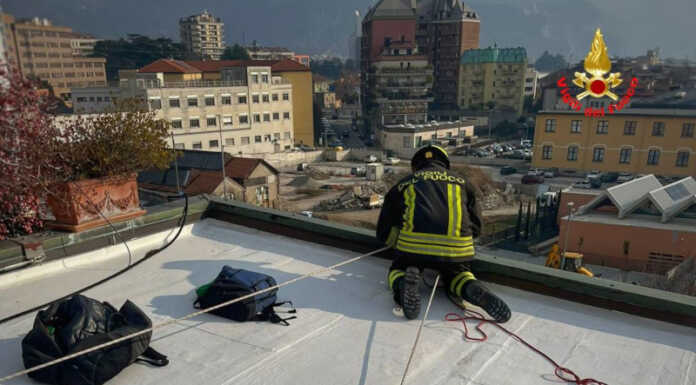 Malore e persona bloccata in casa, i Vigili del Fuoco si calano dall’alto e aprono ai sanitari