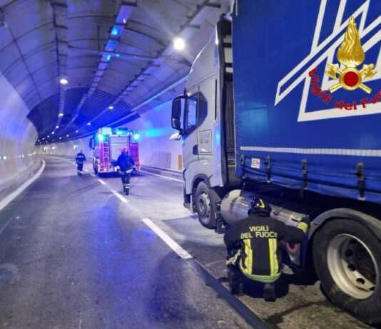 SS36. Ore 10.30 – Svincolo di Piona: fumo dal motore di un camion, strada chiusa principio-incendio-svincolo-piona-camion-vigili-del-fuoco