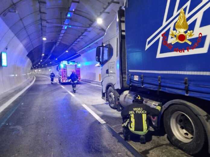 1principio-incendio-svincolo-piona-camion-vigili-del-fuoco principio-incendio-svincolo-piona-camion-vigili-del-fuoco