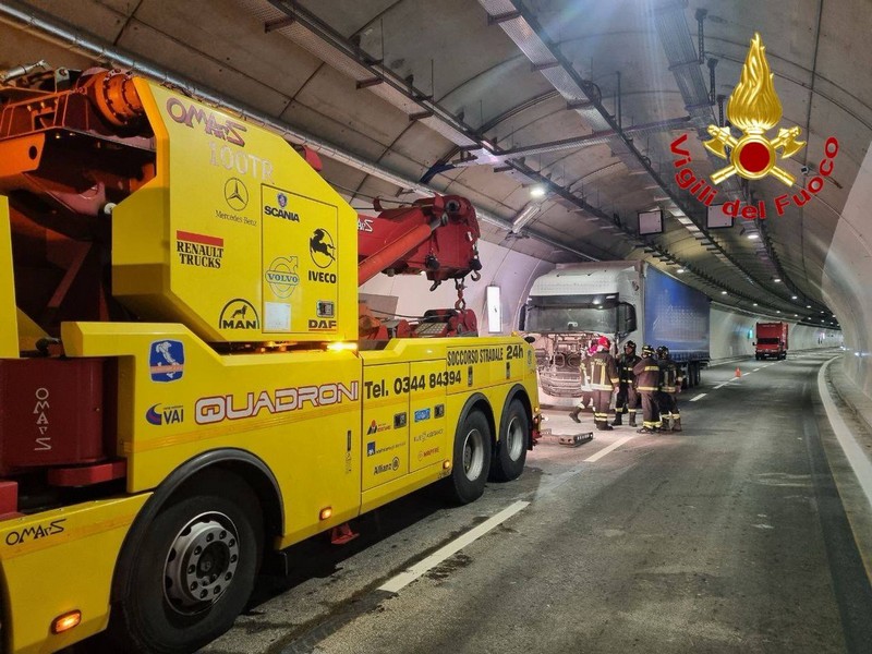 principio-incendio-svincolo-piona-camion-vigili-del-fuoco