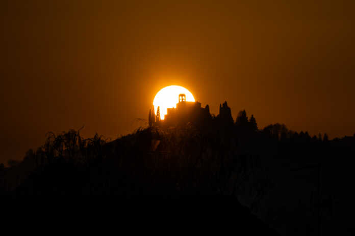 Il sole esattamente dietro il Santuario di Montevecchia
