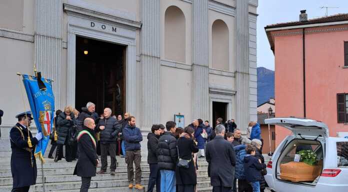 Lecco unita nell’ultimo saluto a Gabriele Perossi: Basilica gremita per i funerali
