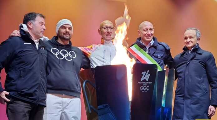 Milano-Cortina 2026: la Fiamma Olimpica arriva a Lecco tra l’emozione della gente