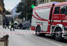 Maggianico. Auto si ribalta in corso Emanuele Filiberto, strada chiusa