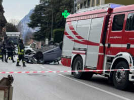 Maggianico. Auto si ribalta in corso Emanuele Filiberto, strada chiusa