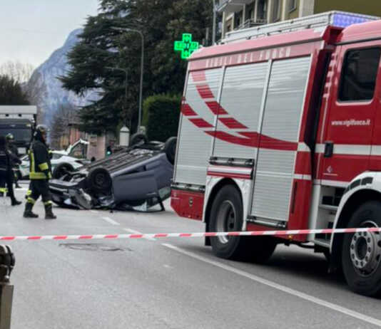 Maggianico. Auto si ribalta in corso Emanuele Filiberto, strada chiusa