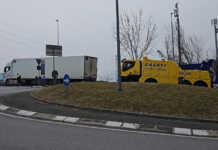 Camion in panne sulla rotonda di Chiuso, lunghe code verso Lecco