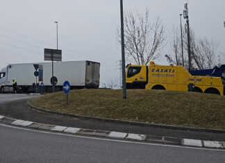 Camion in panne sulla rotonda di Chiuso, lunghe code verso Lecco