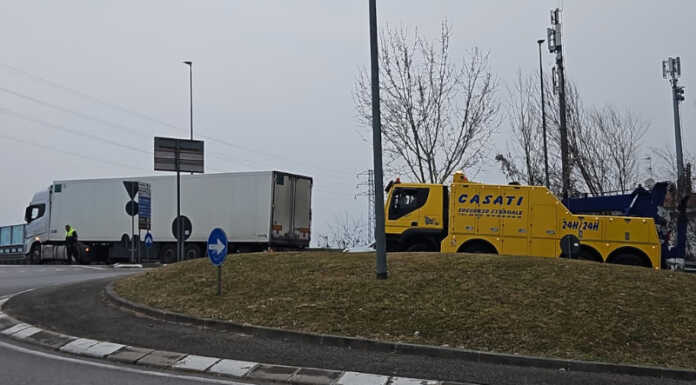 Camion in panne sulla rotonda di Chiuso, lunghe code verso Lecco