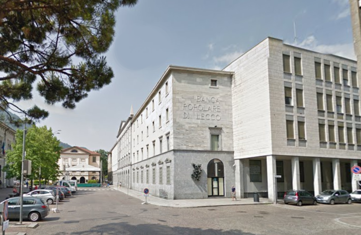 L'edificio dell'ex Popolare ed ex Deutsche Bank in piazza Garibaldi