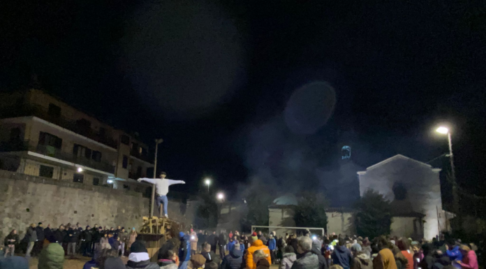 A Ballabio successo per il tradizionale falò di fine gennaio