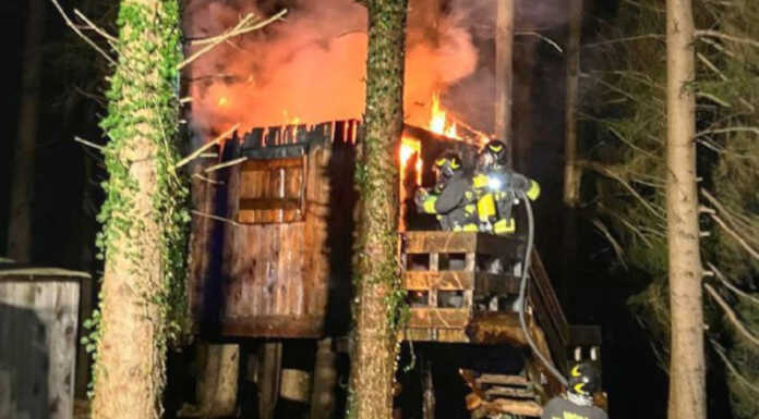 Colico. In fiamme una sauna esterna, intervento dei Vigili del Fuoco