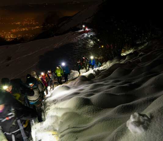 Luci di Solidarietà: in 120 sul Monte Tesoro per ricordare l’alpinista Mario Merelli