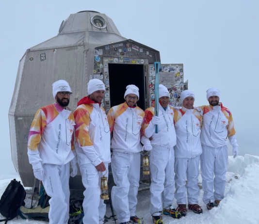 La Fiamma Olimpica in vetta alla Grignetta: la tappa extra con i Ragni di Lecco I Ragni in cima alla Grignetta con la Fiamma Olimpica nella tappa lecchese extra