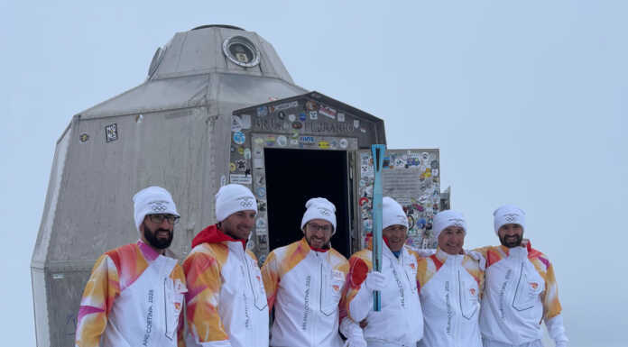 La Fiamma Olimpica in vetta alla Grignetta: la tappa extra con i Ragni di Lecco I Ragni in cima alla Grignetta con la Fiamma Olimpica nella tappa lecchese extra