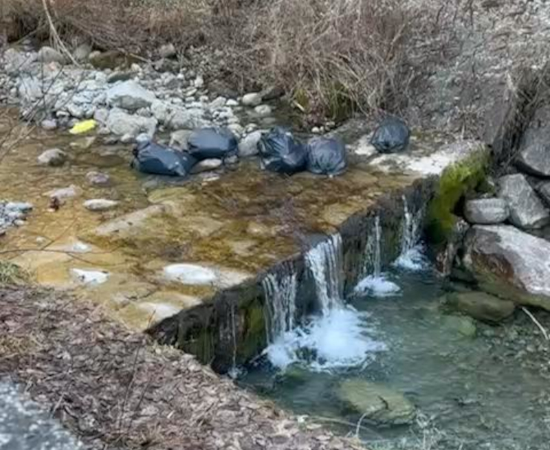sacchi neri letto alveo torrente pioverna febbraio 2026