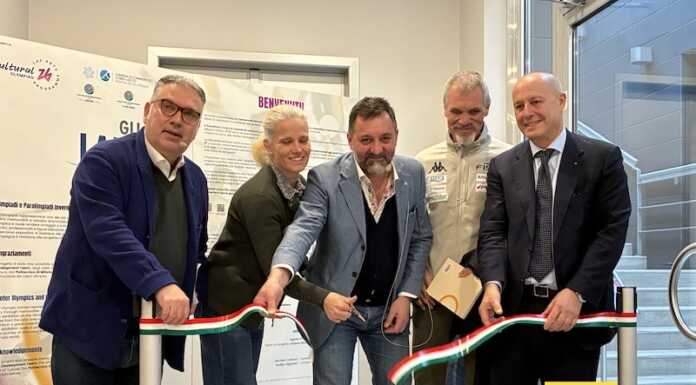 Atleti olimpici lariani: inaugurata la mostra in Camera di Commercio Taglio nastro mostra atleti olimpici lariani 4-02-26